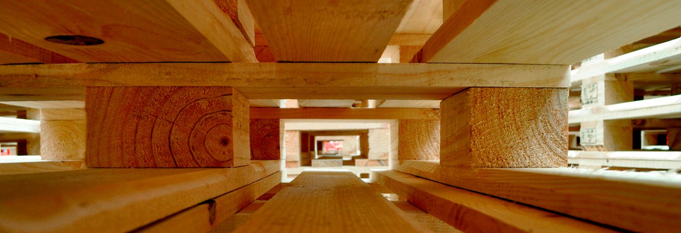 Detalle de palets de madera apilados